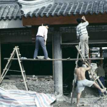 Safety! Makeshift ladder-and-human scaffold